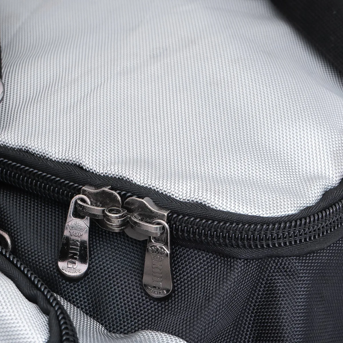 Детайлна снимка на дръжките и презрамката на сак Top King Black Grey Gym Bag 01, показваща здравината им.