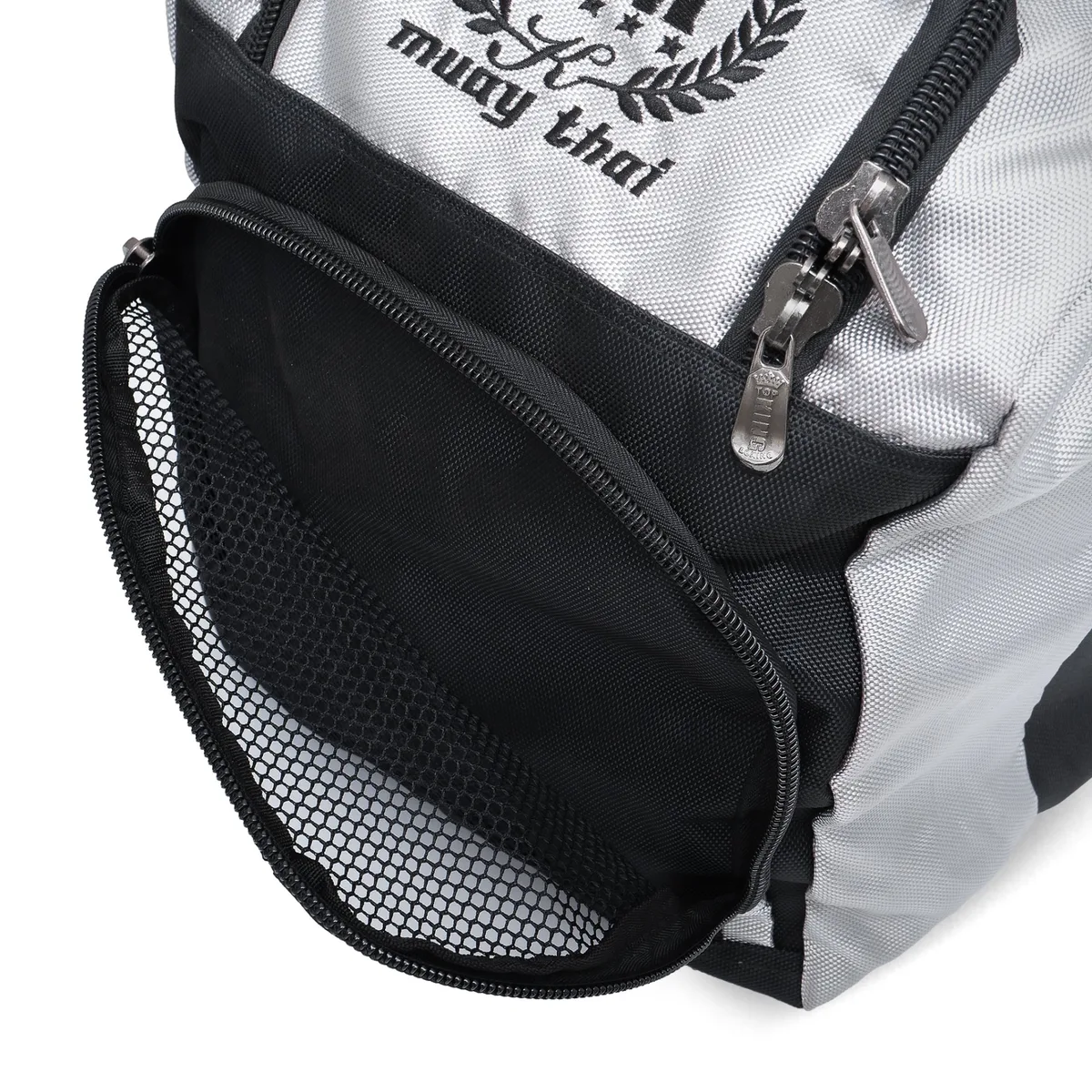 Отворен сак Top King Black Grey Gym Bag 01, разкриващ вътрешното пространство, готово за спортна екипировка.
