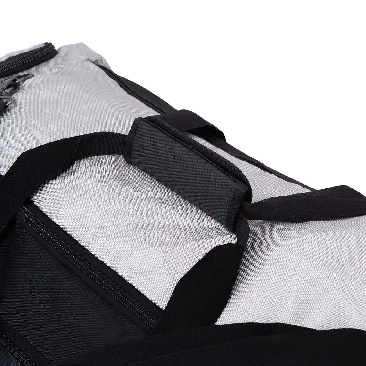 Сак Top King Black Grey Gym Bag 01, поставен до спортно оборудване, за да илюстрира неговата практичност в тренировъчна среда.