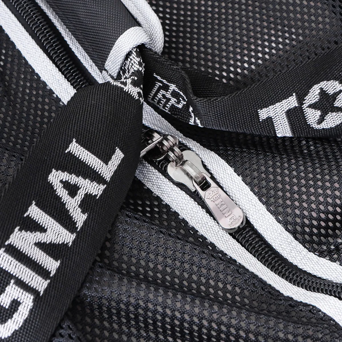 Сак TOPKING BLACK GREY GYM BAG 04, поставен на земята, готов за употреба
