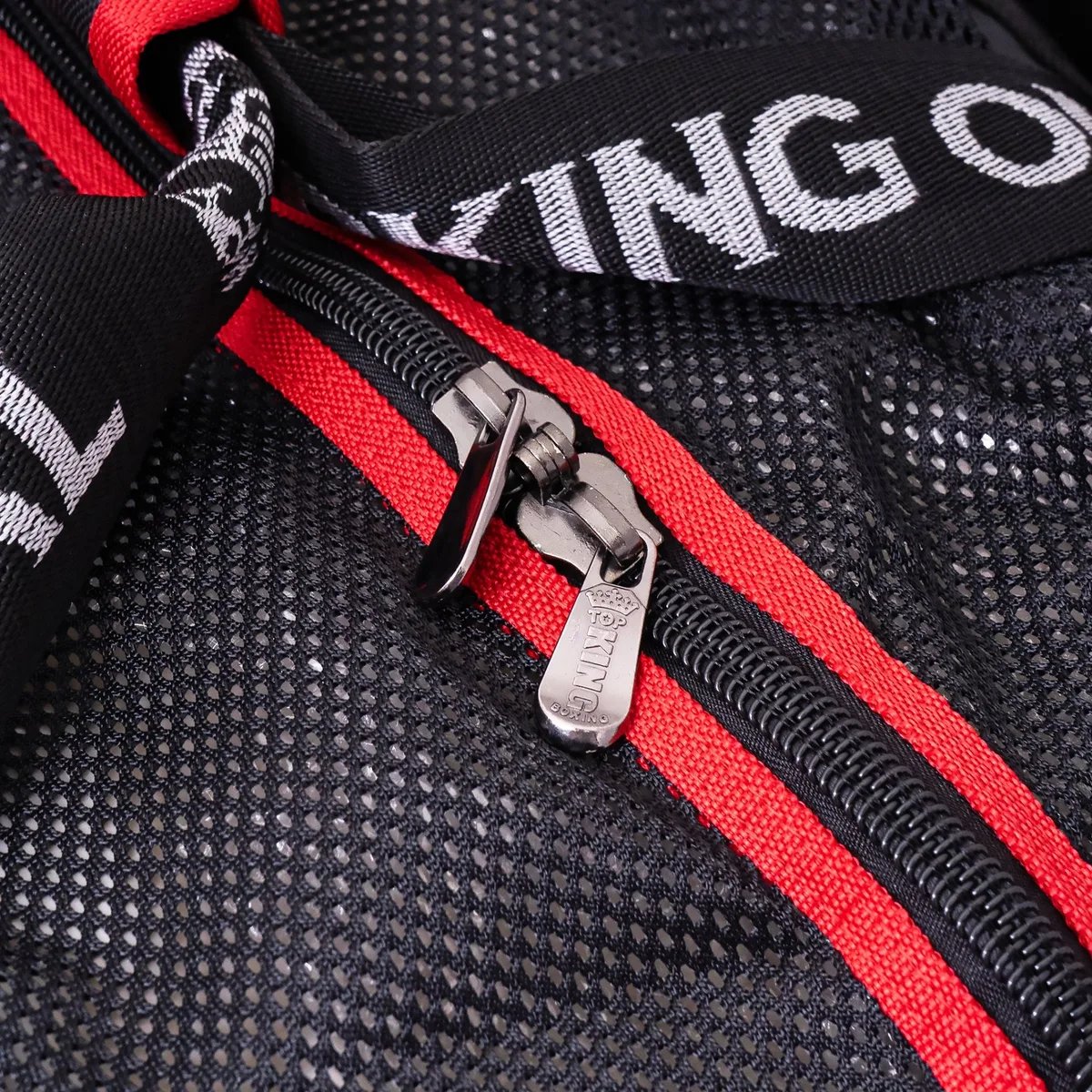 Сак Top King BLACK RED GYM BAG 04 в спортна среда, поставен на пода
