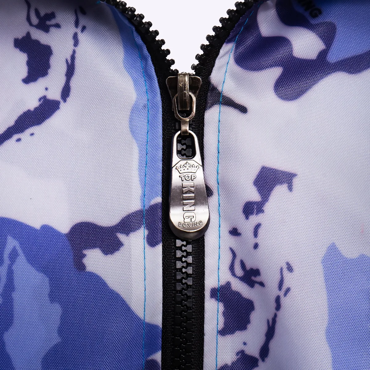 Суитшърт TOPKING BLUE CAMOUFLAGE JACKET, представен в контекст на спортна или ежедневна обстановка, демонстриращ как стои на фигура.