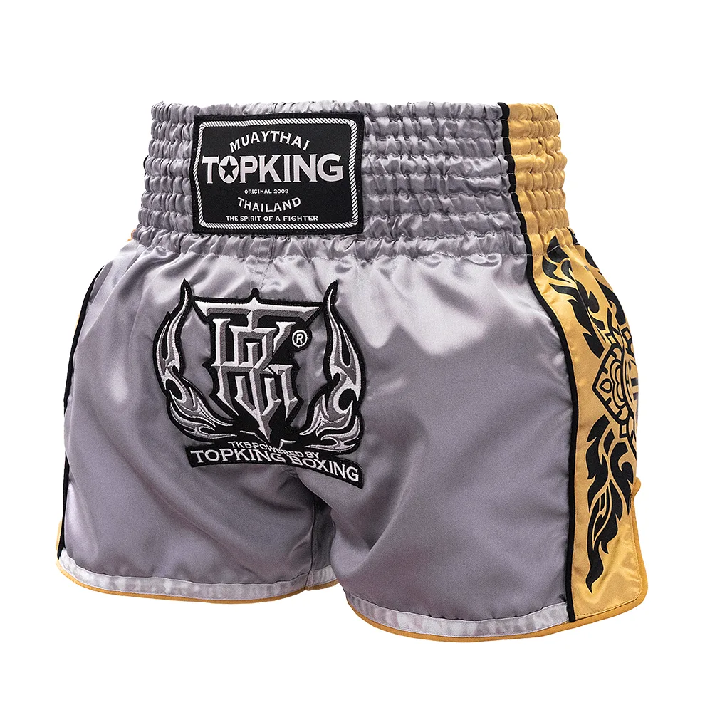 Мъж с TOPKING BOXING SHORTS GREY 276 в стойка за муай тай, демонстриращ свобода на движение
