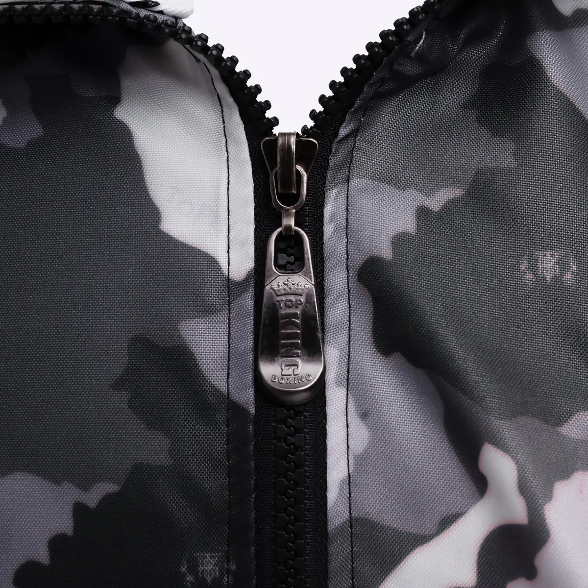 Близък план на логото на Top King върху суитчър Top King Grey Camouflage Jacket.