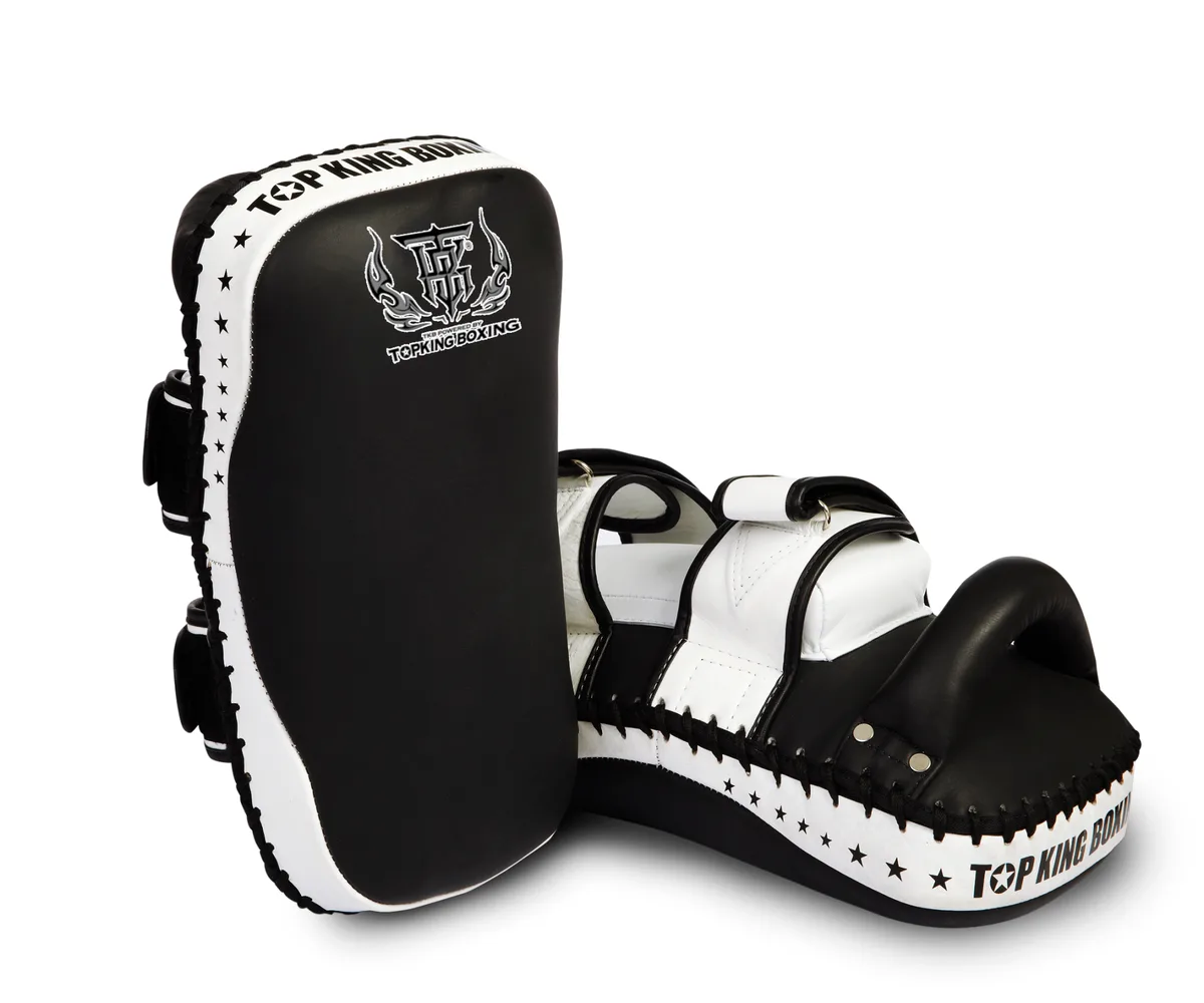 Top King Kicking Pads SUPER в черно и бяло, показани отпред, с ясно видими дръжки и велкро ленти за захващане.