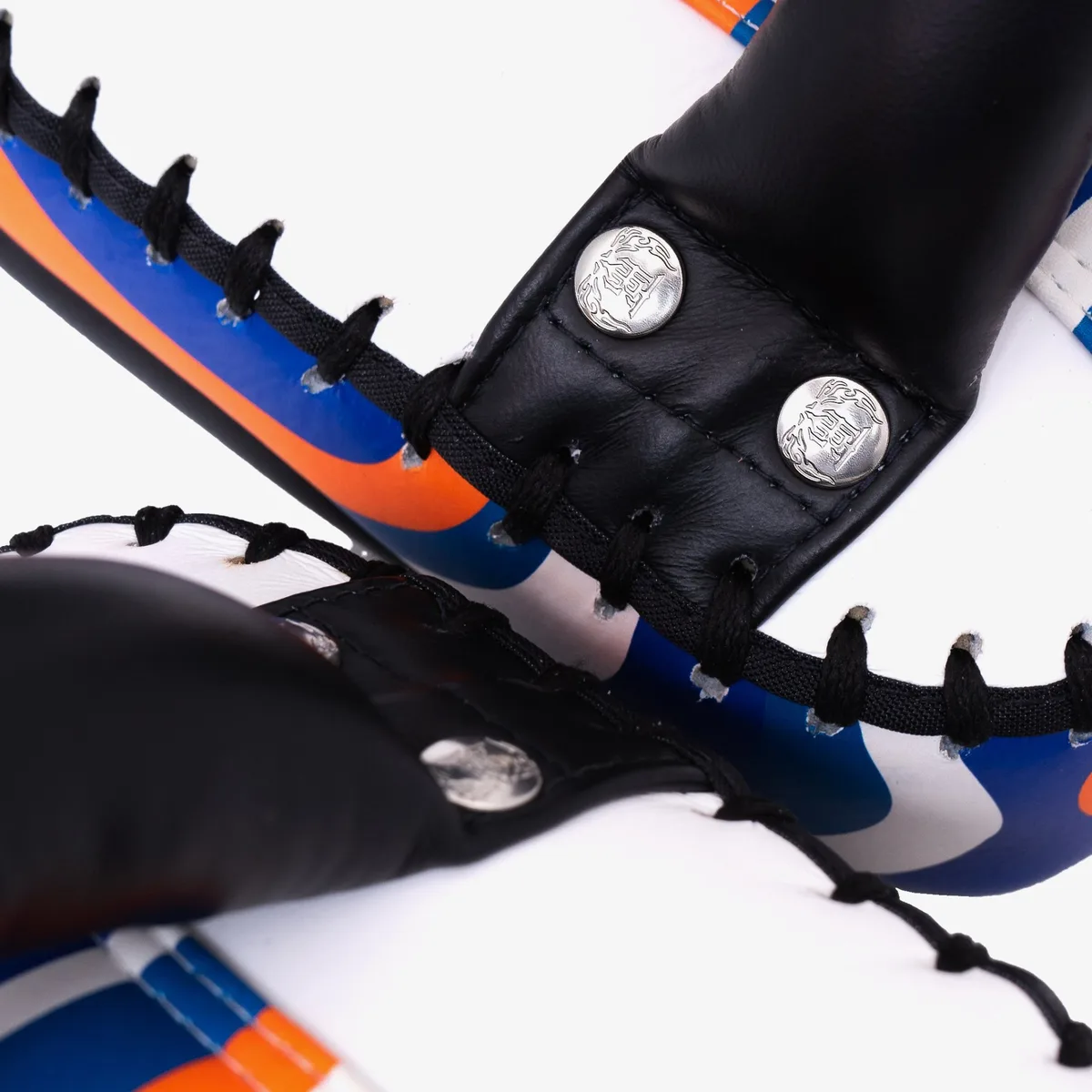 TOPKING KICKING PADS BLUE LAVA – Детайл на повърхността за удар