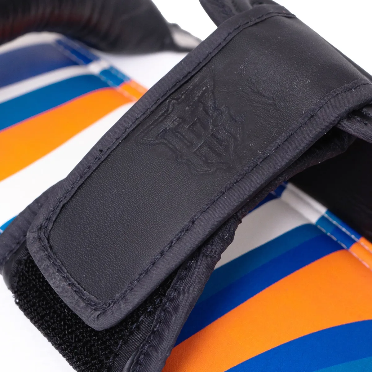 TOPKING KICKING PADS BLUE LAVA – Изглед отзад с ръкохватките