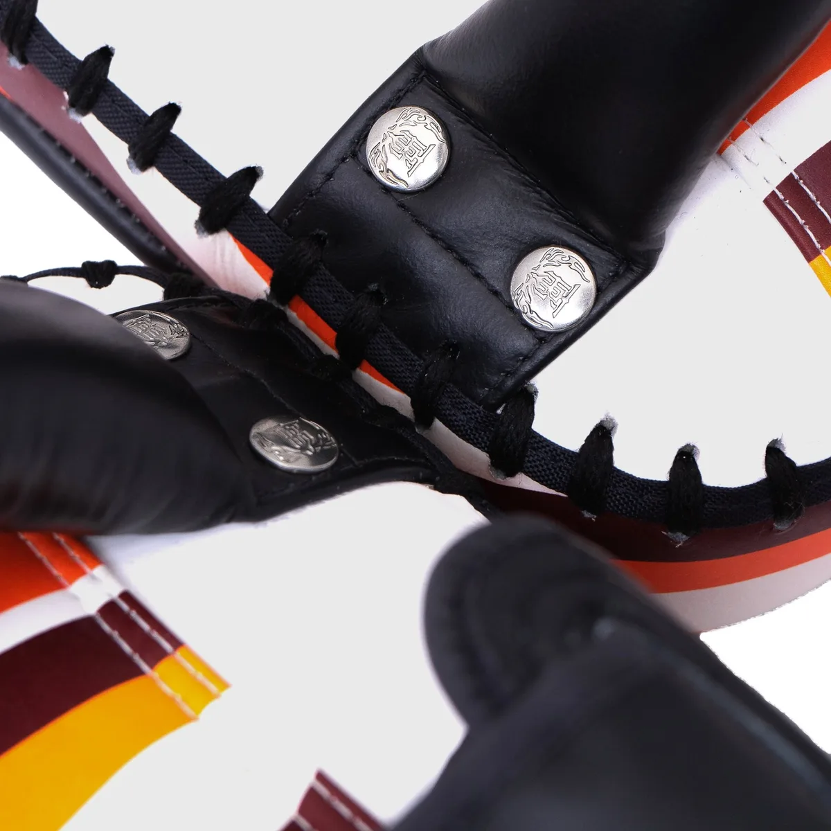 Заден изглед на TOPKING KICKING PADS ORANGE LAVA с дръжки и велкро ленти