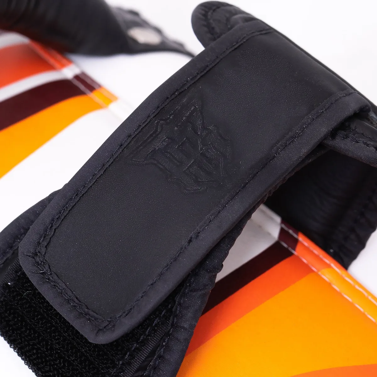Страничен профил на TOPKING KICKING PADS ORANGE LAVA, показващ дебелината