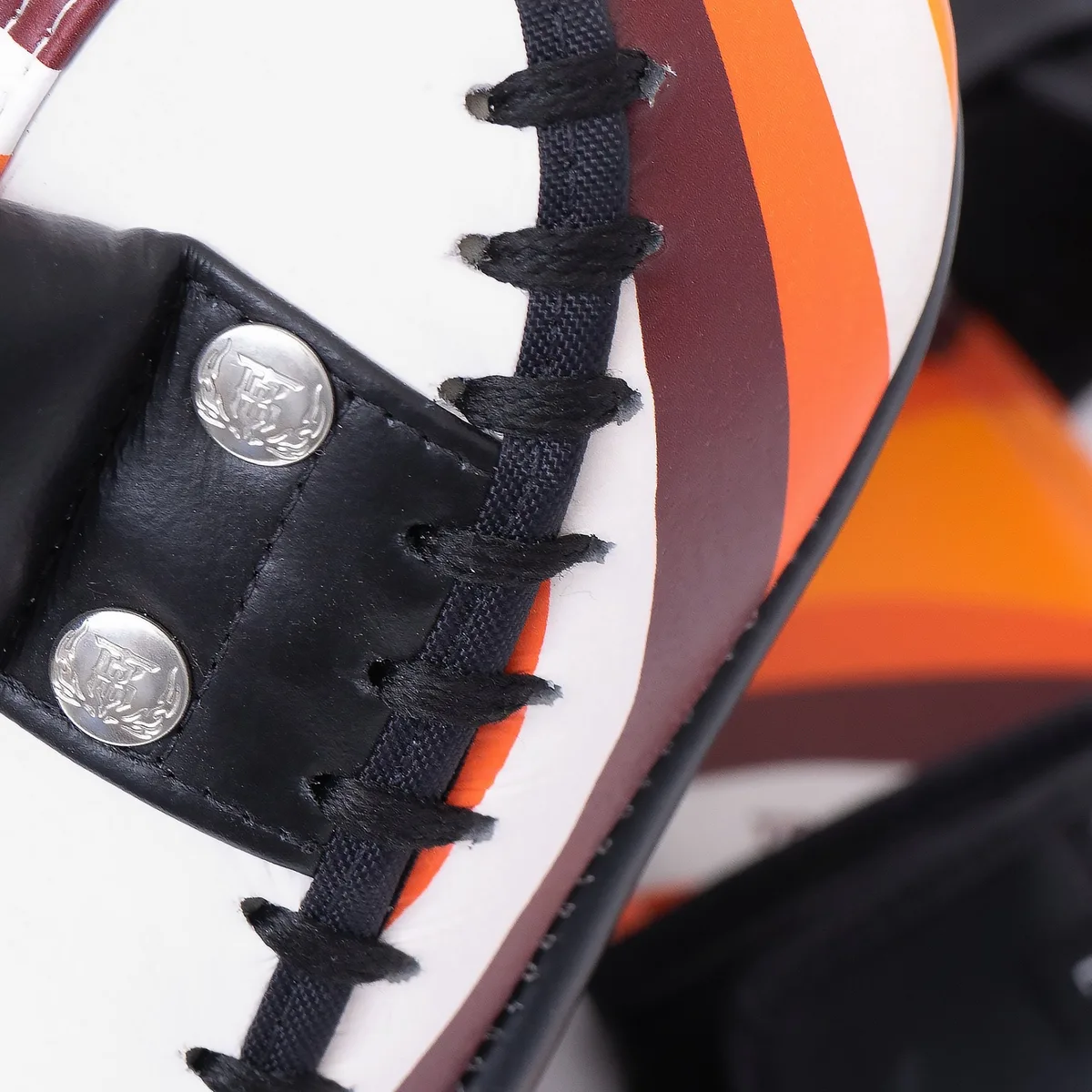 Два броя TOPKING KICKING PADS ORANGE LAVA, позиционирани един до друг