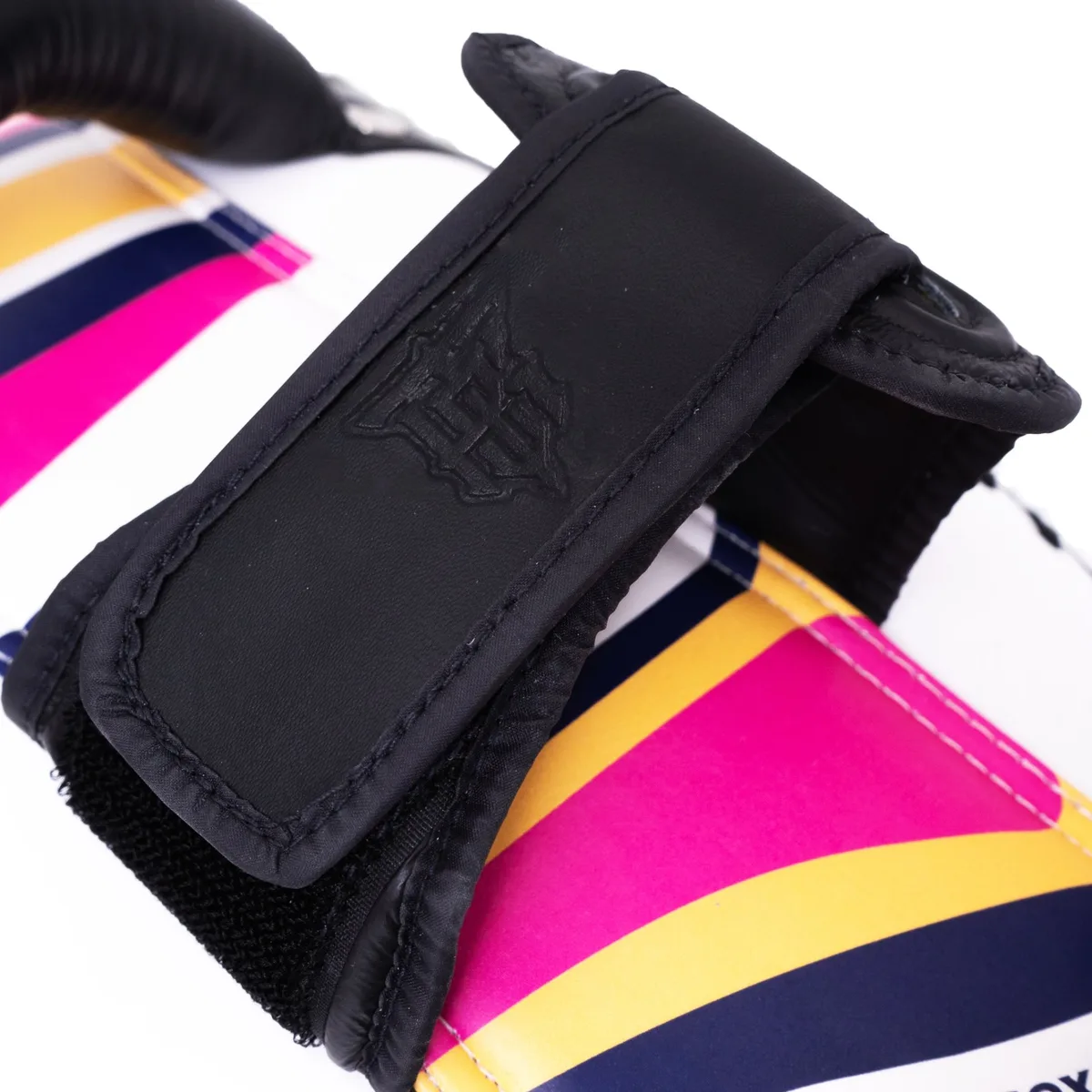 TOPKING KICKING PADS PINK LAVA – лапа в близък план, показваща цвета Pink Lava