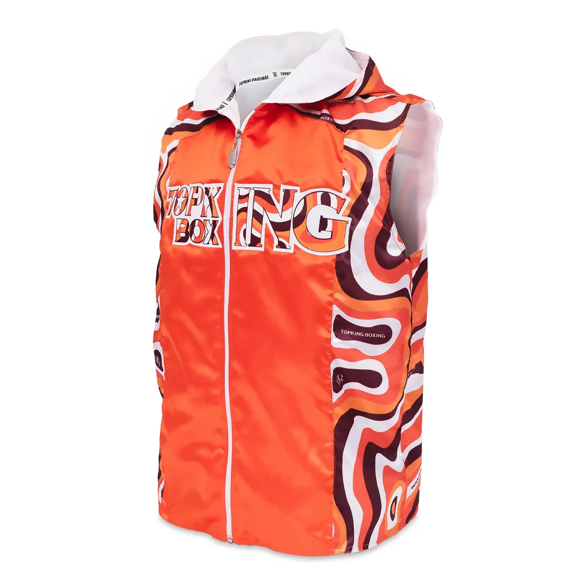 Мъж носи оранжево яке Top King Lava Orange Walk-In Jacket, позиращ с ръце в джобовете, показващ предната част на якето и логото на Top King.