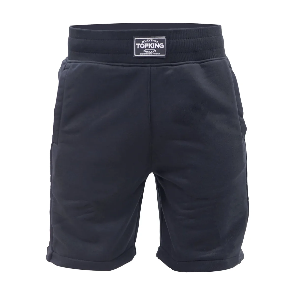 Мъж носи шорти TOPKING LIFESTYLE SHORTS 01 в спортна среда, демонстрирайки свобода на движение