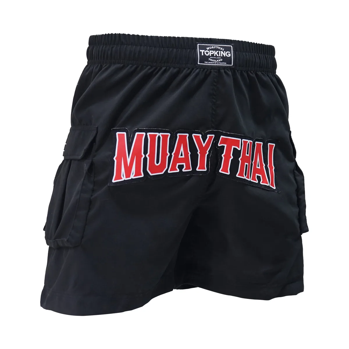 Мъж носи TOPKING LIFESTYLE SHORTS 102 по време на тренировка по муай тай.