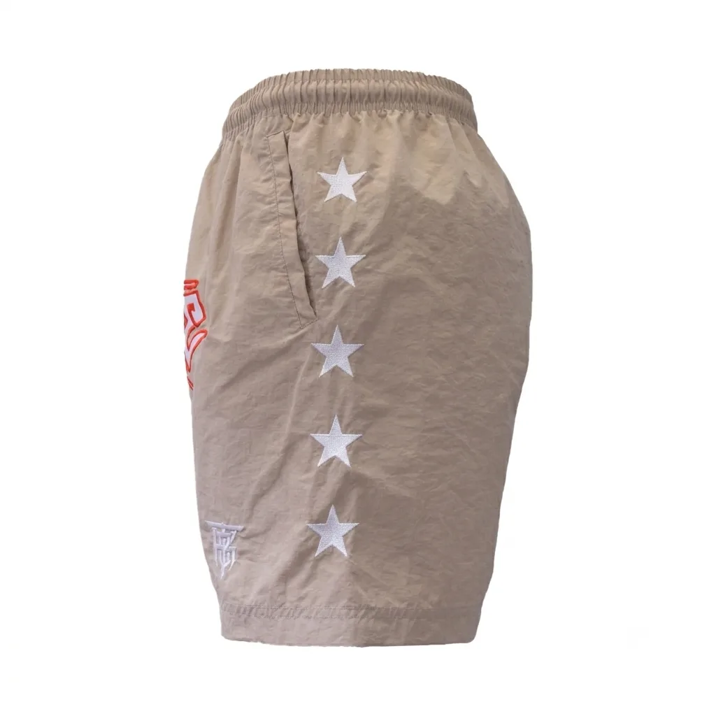 Снимка на модел, носещ бежови къси панталони Top King Lifestyle Shorts Beige 103, показваща комфорта и свободата на движение.