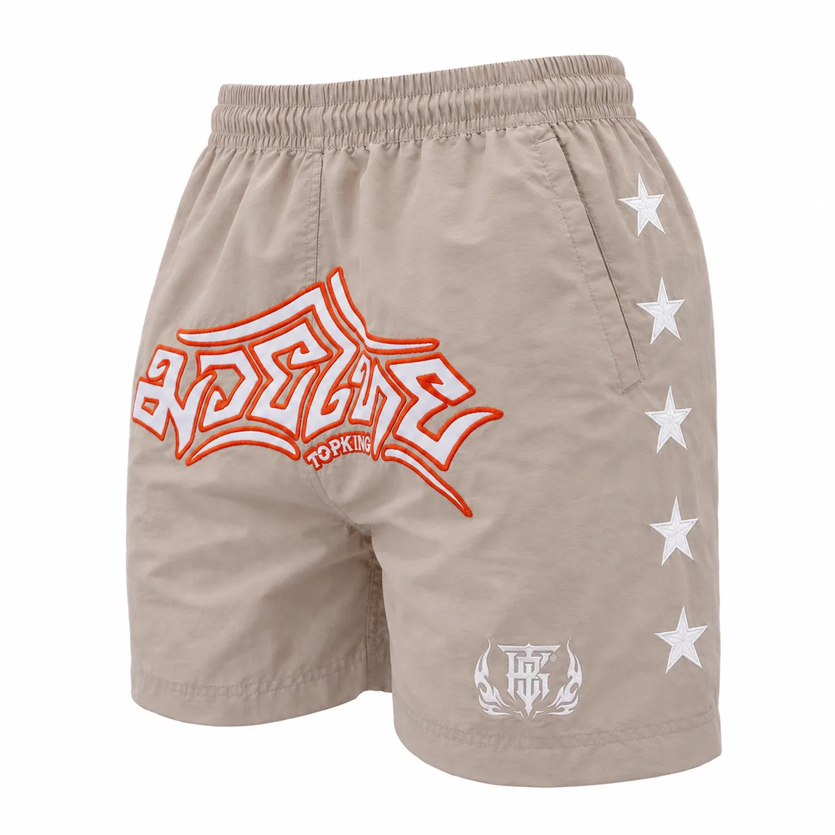 Мъж носи бежови къси панталони Top King Lifestyle Shorts Beige 103, позиращ в градска среда.