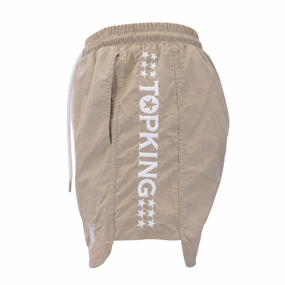 Мъж носи бежови шорти Top King Lifestyle Shorts Beige 104, позира отстрани
