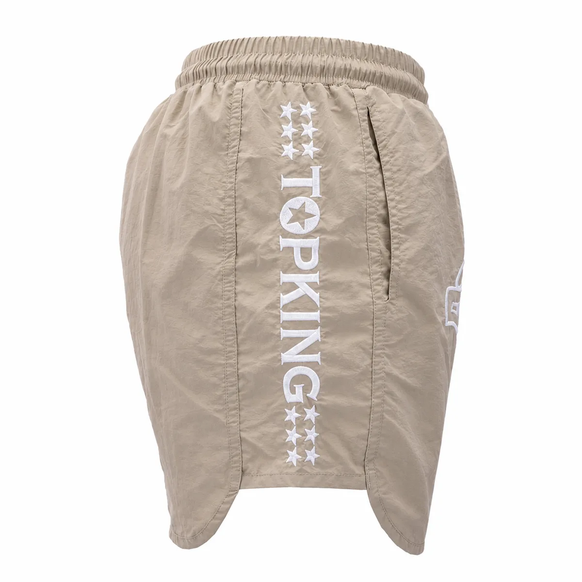 Мъж носи бежови шорти Top King Lifestyle Shorts Beige 104, позира отзад