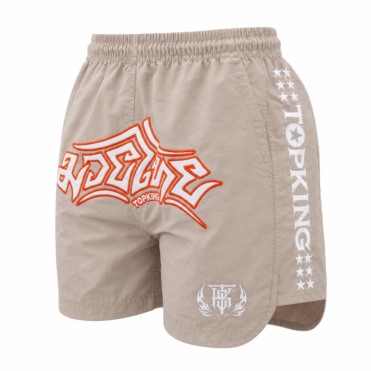 Мъж носи бежови шорти Top King Lifestyle Shorts Beige 104, позира отпред