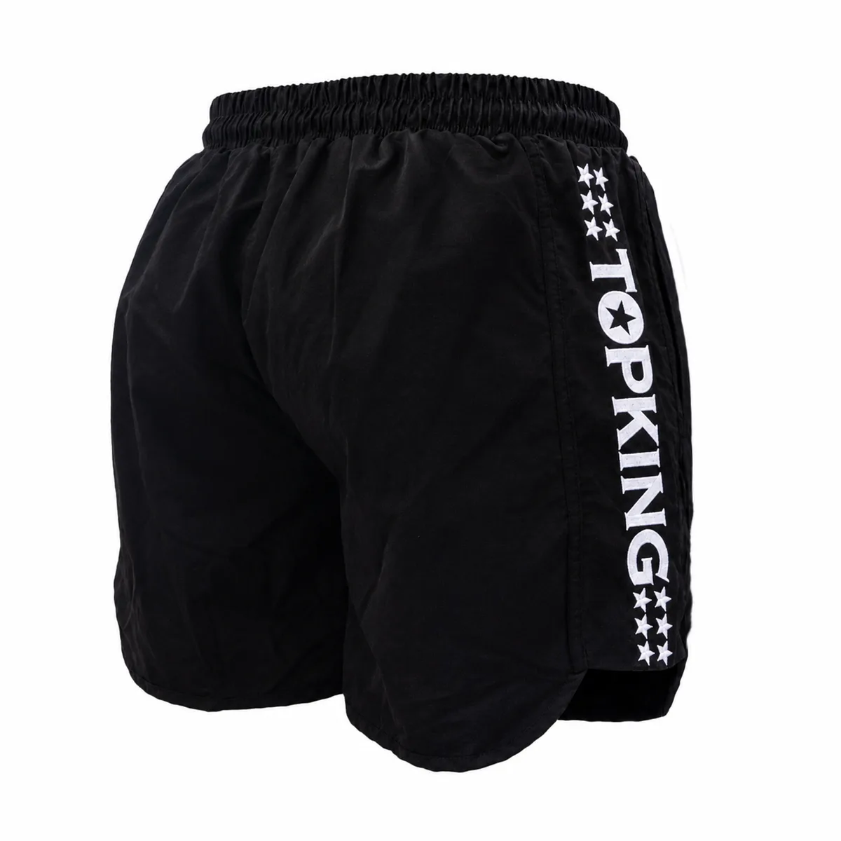Мъж, трениращ с черни шорти TOPKING LIFESTYLE SHORTS BLACK 104, демонстриращ комфорт и функционалност по време на движение.