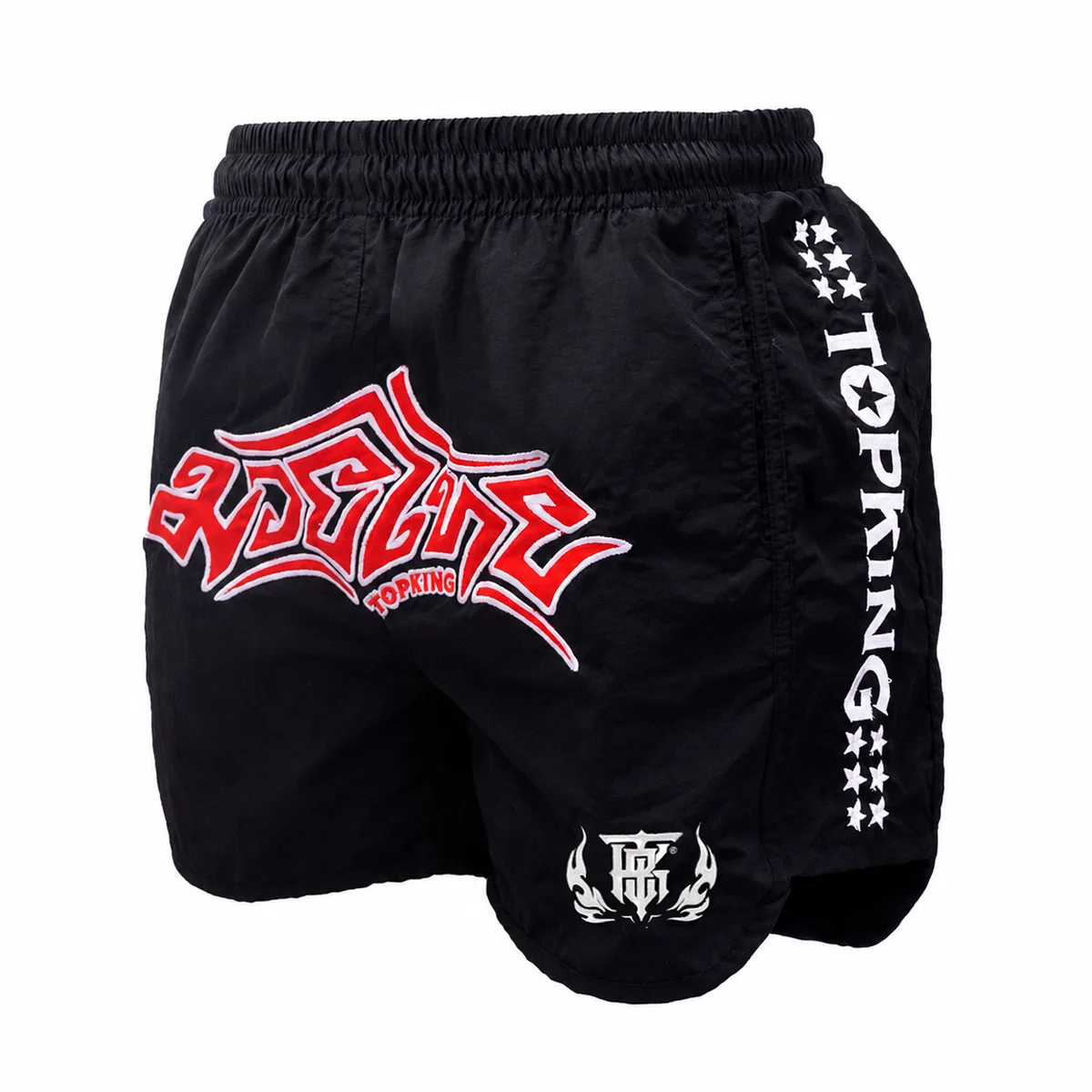 Мъж, облечен в черни шорти TOPKING LIFESTYLE SHORTS BLACK 104, позира в спортна зала, показвайки свобода на движение.