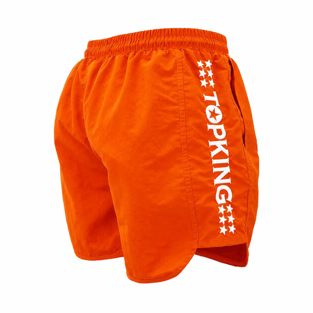 Мъж, облечен в оранжеви шорти Top King Lifestyle Orange 104, демонстрира движение, подчертавайки функционалността на облеклото.