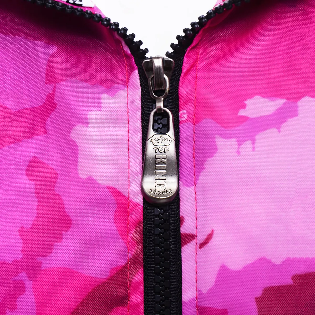 Детайл на логото на Top King или друг отличителен елемент на TOPKING PINK CAMOUFLAGE JACKET