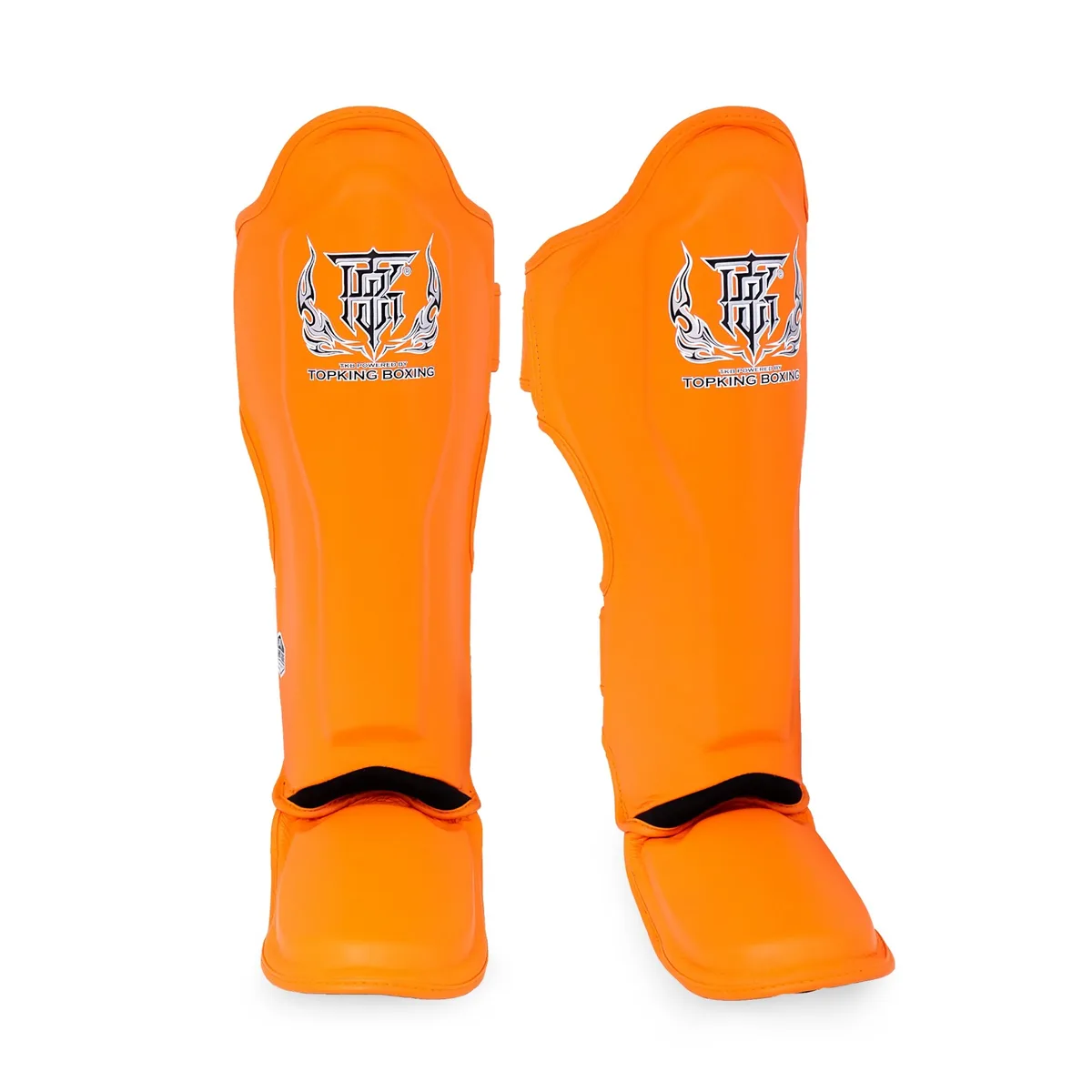 Оранжев протектор за крака Top King Shin Guard Pro от естествена кожа, поставен на бял фон