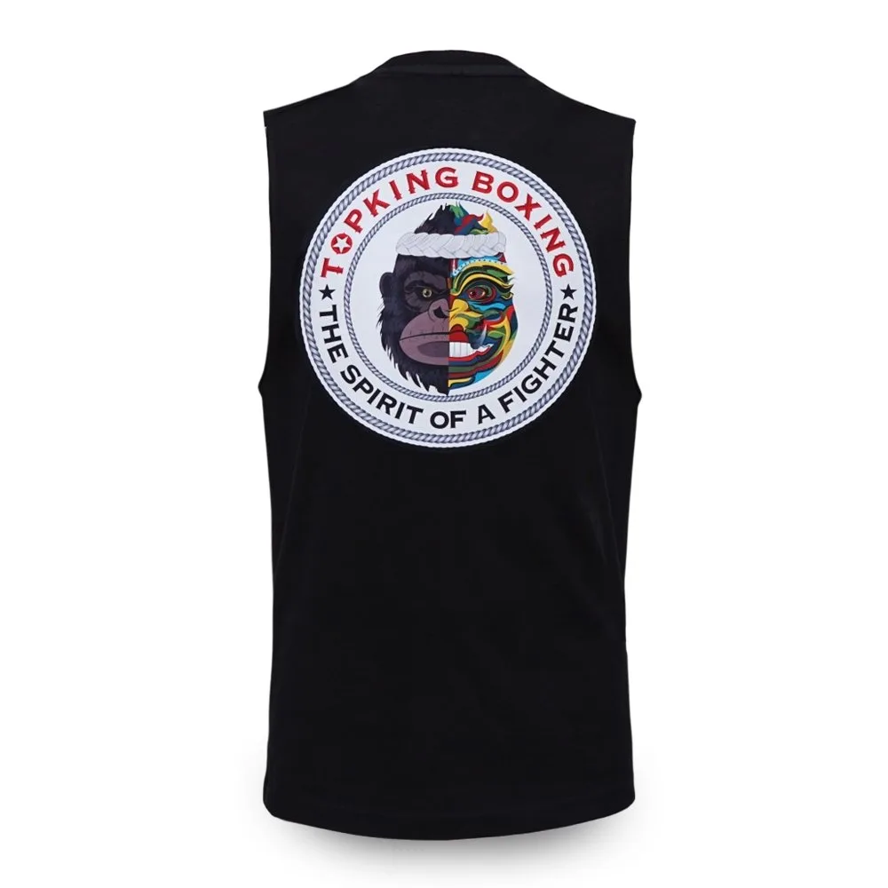Детайлна снимка на черна безръкавна тениска Top King Sleeveless Shirt Black 029, показваща логото на марката и текстурата на материята.