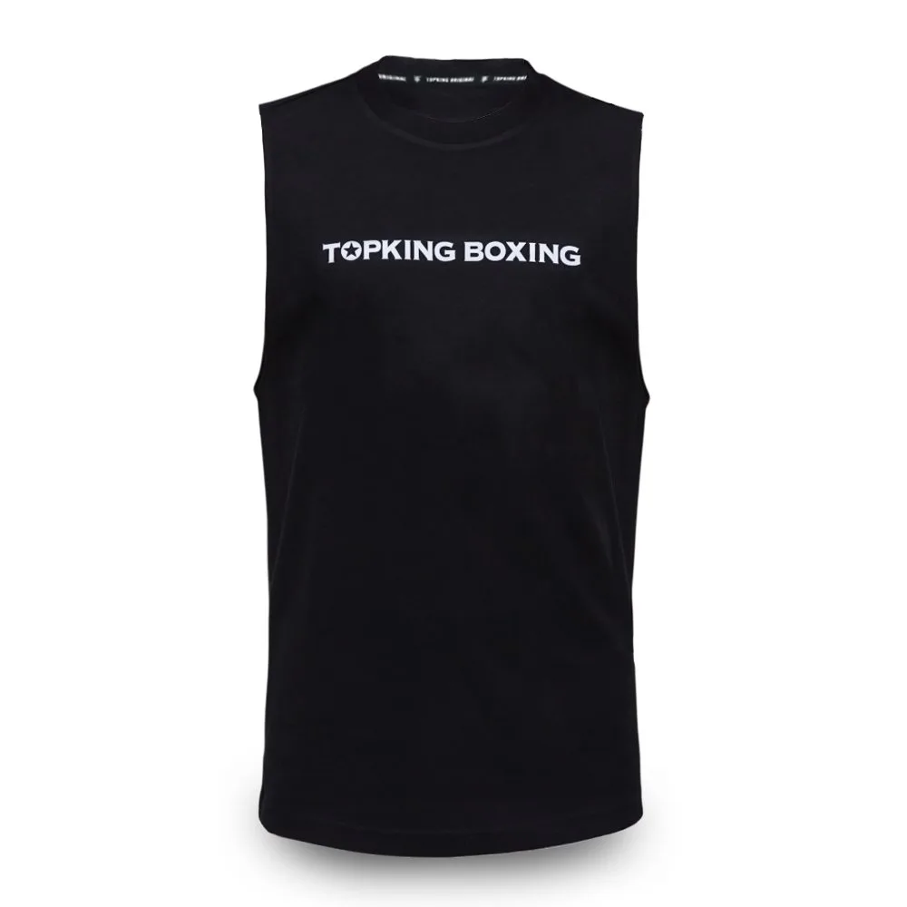 Мъж с черна безръкавна тениска Top King Sleeveless Shirt Black 029, позиращ в бойна стойка, показващ свободата на движение.
