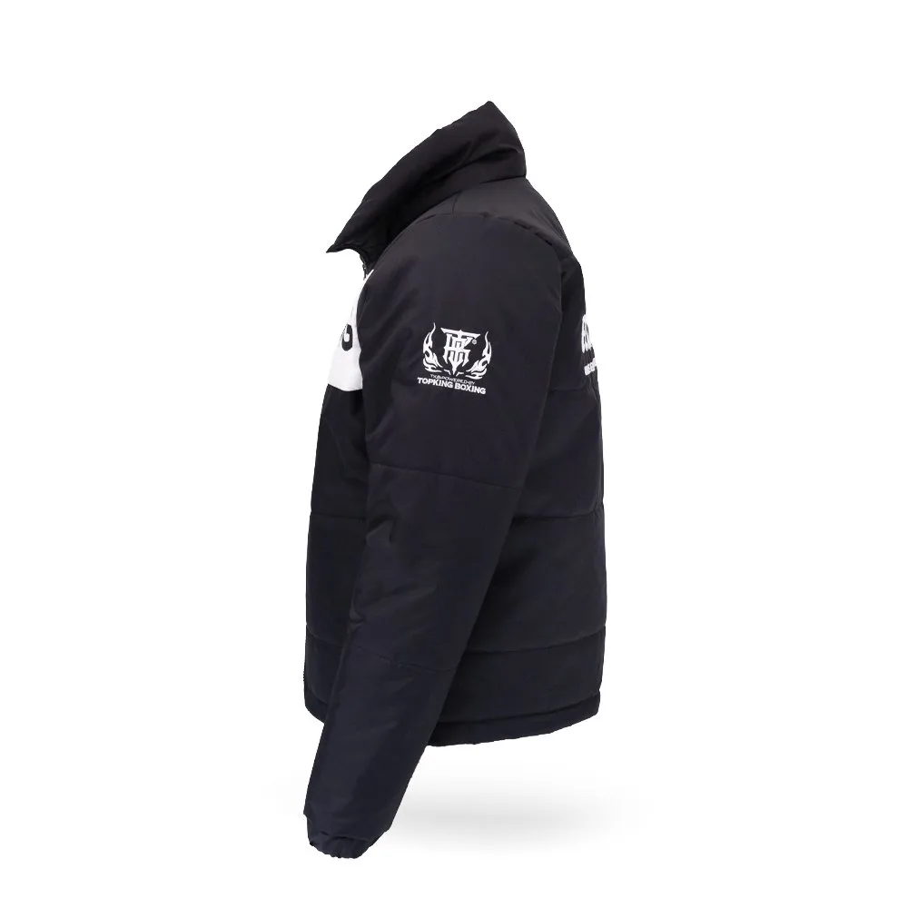Близък план на логото на Top King върху яке TOPKING SYNTHETIC PADDED JACKETS