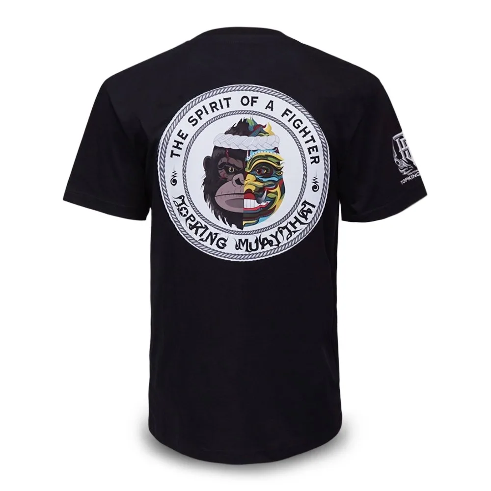 Близък план на логото на Top King върху черна тениска TOPKING T-SHIRT BLACK 029, показващ детайлите на щампата.