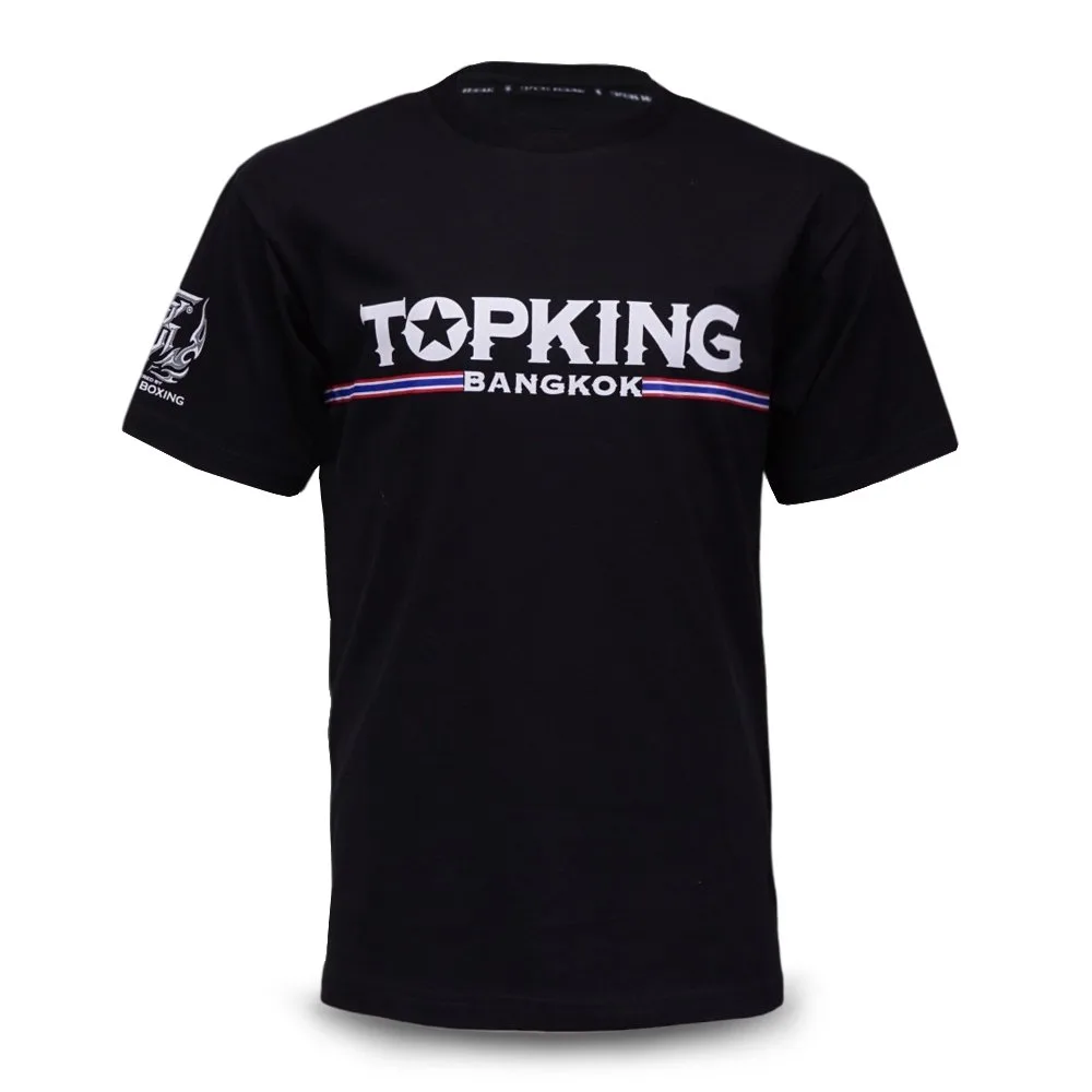 Мъж с черна тениска TOPKING T-SHIRT BLACK 029, позиращ в спортна зала, показващ логото на Top King на гърдите.