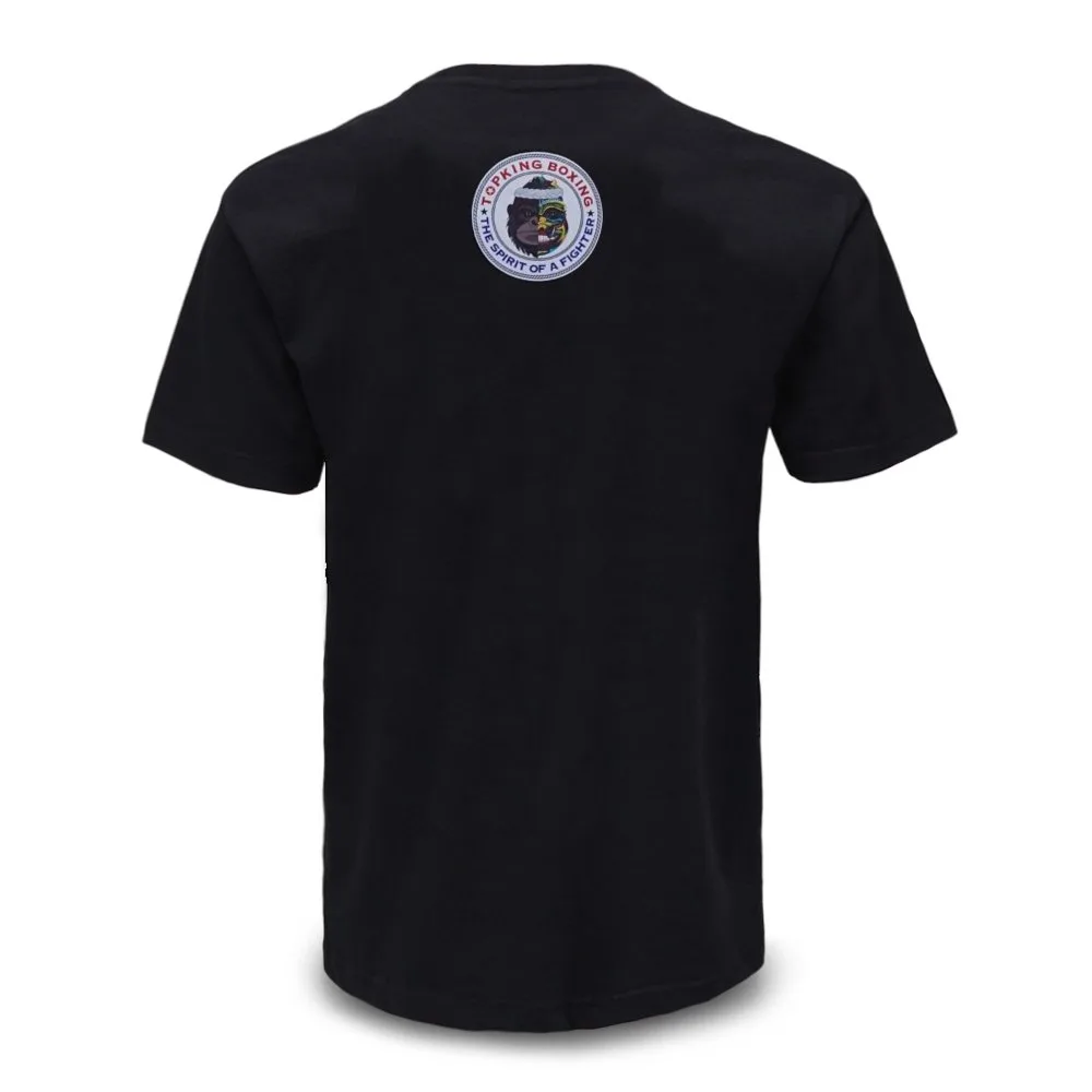 Детайлна снимка на логото на Top King върху гърдите на черна тениска TOPKING T-SHIRT BLACK 031.