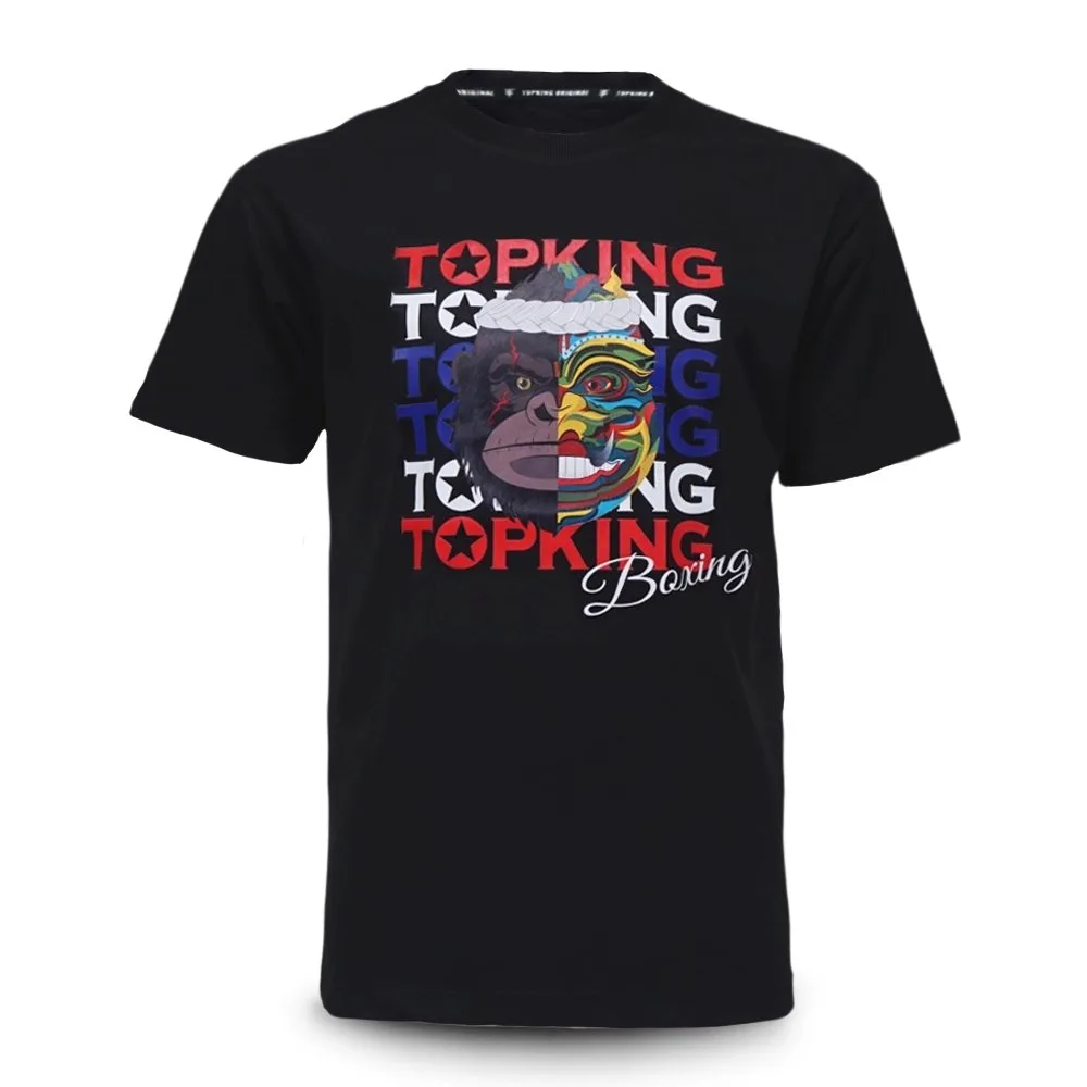 Мъж носи черна тениска TOPKING T-SHIRT BLACK 031 с логото на Top King отпред, позиращ в спортна обстановка.