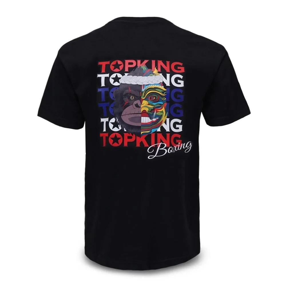 Детайлна снимка на черна тениска Top King T-Shirt Black 032, показваща логото на марката и качеството на материята.