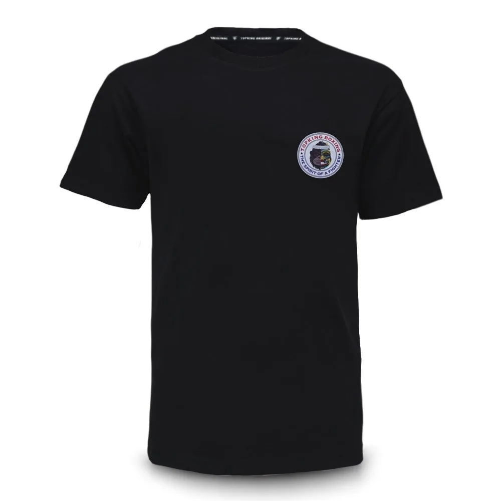 Мъж с черна тениска Top King T-Shirt Black 032, позиращ в спортна обстановка, демонстрирайки комфорт и стил.