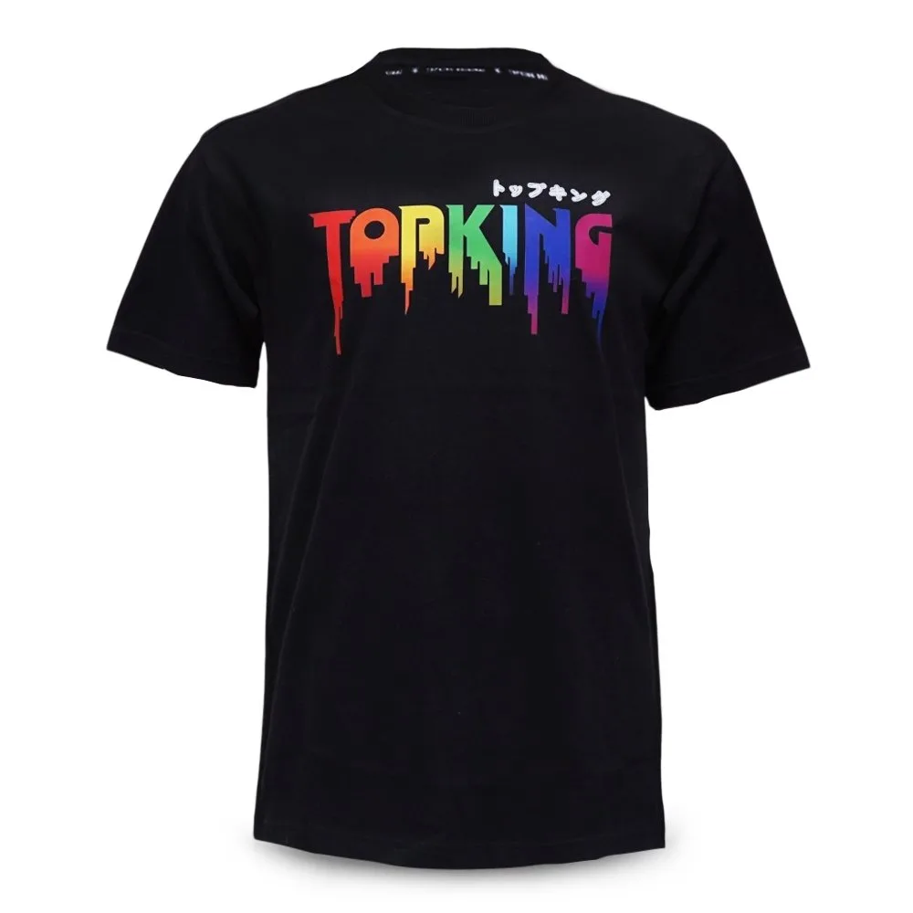 Мъж носи черна тениска Top King T-Shirt Black 033, демонстрирайки свобода на движение по време на тренировка.