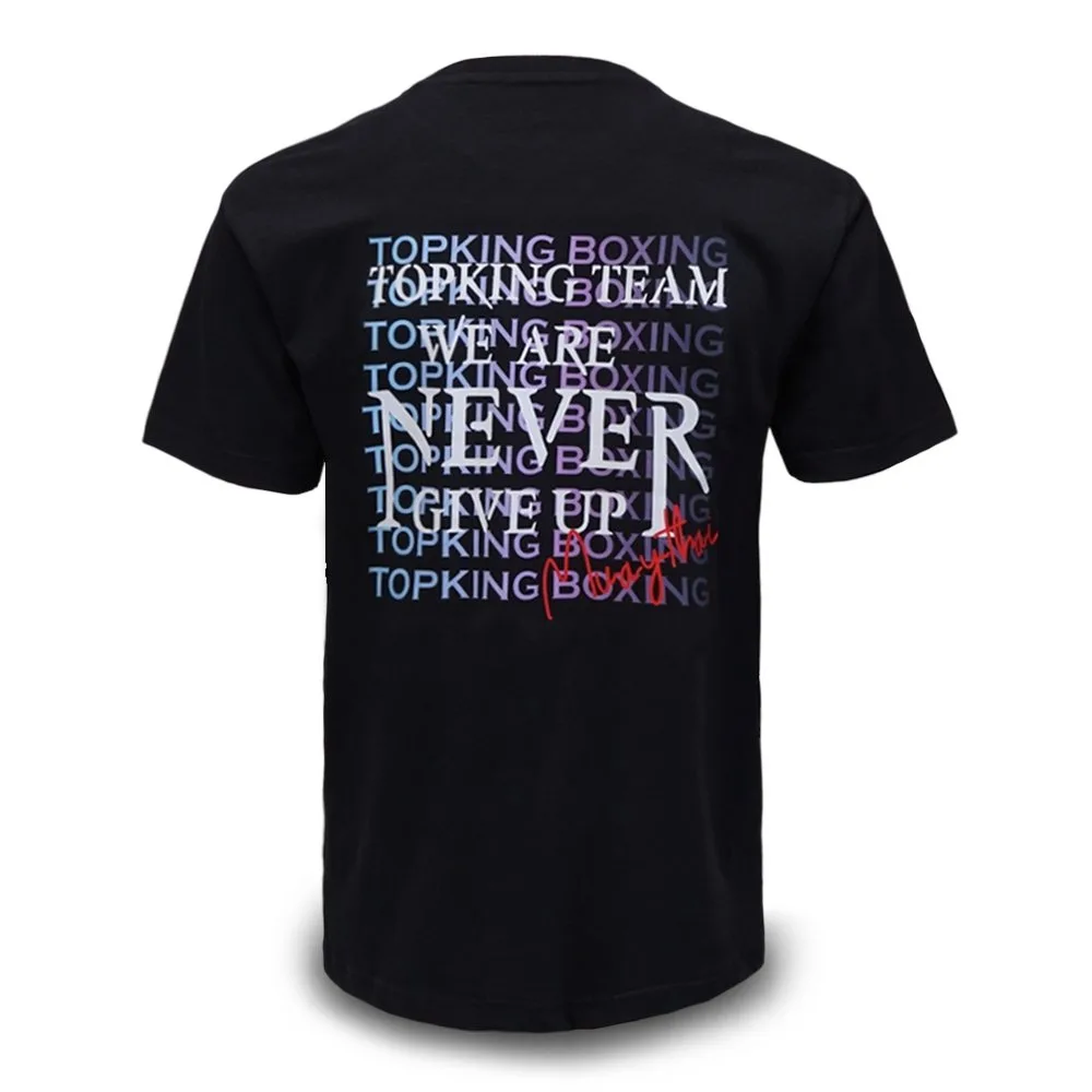 Детайлна снимка на черна тениска TOPKING T-SHIRT BLACK 035, акцентираща върху качеството на материята и шевовете.