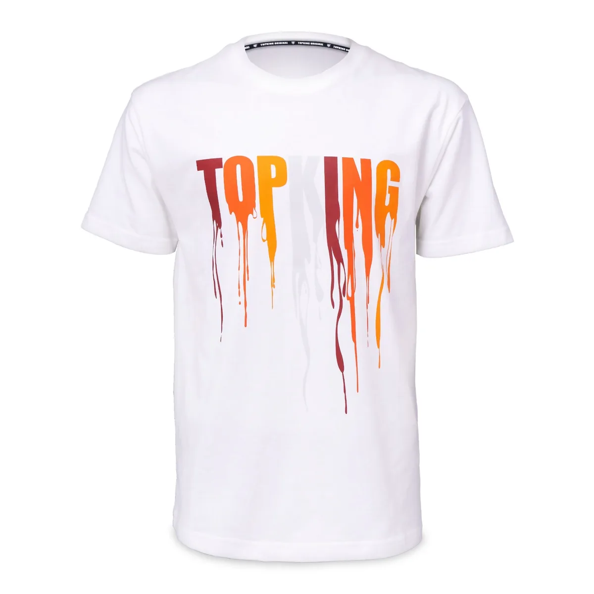 Мъж с бяло-оранжева тениска Top King WHITE ORANGE 036, позиращ в спортна обстановка, показващ дизайна и логото.
