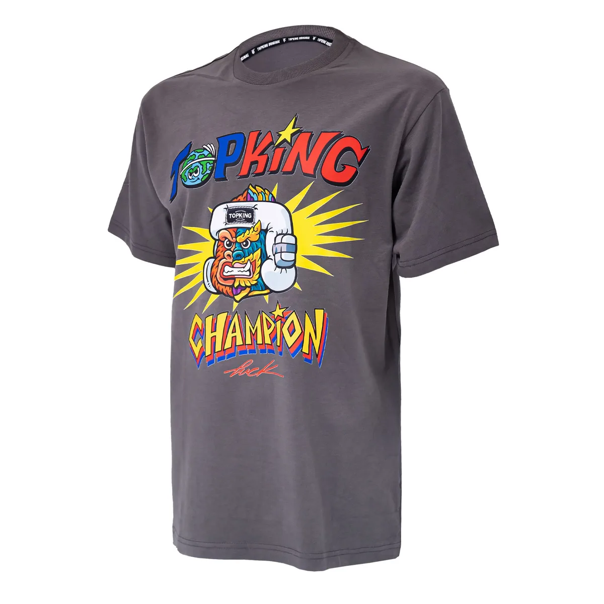 Мъж с T-SHIRT TOPKING X PUCK 01 GREY, показващ логото на гърдите.