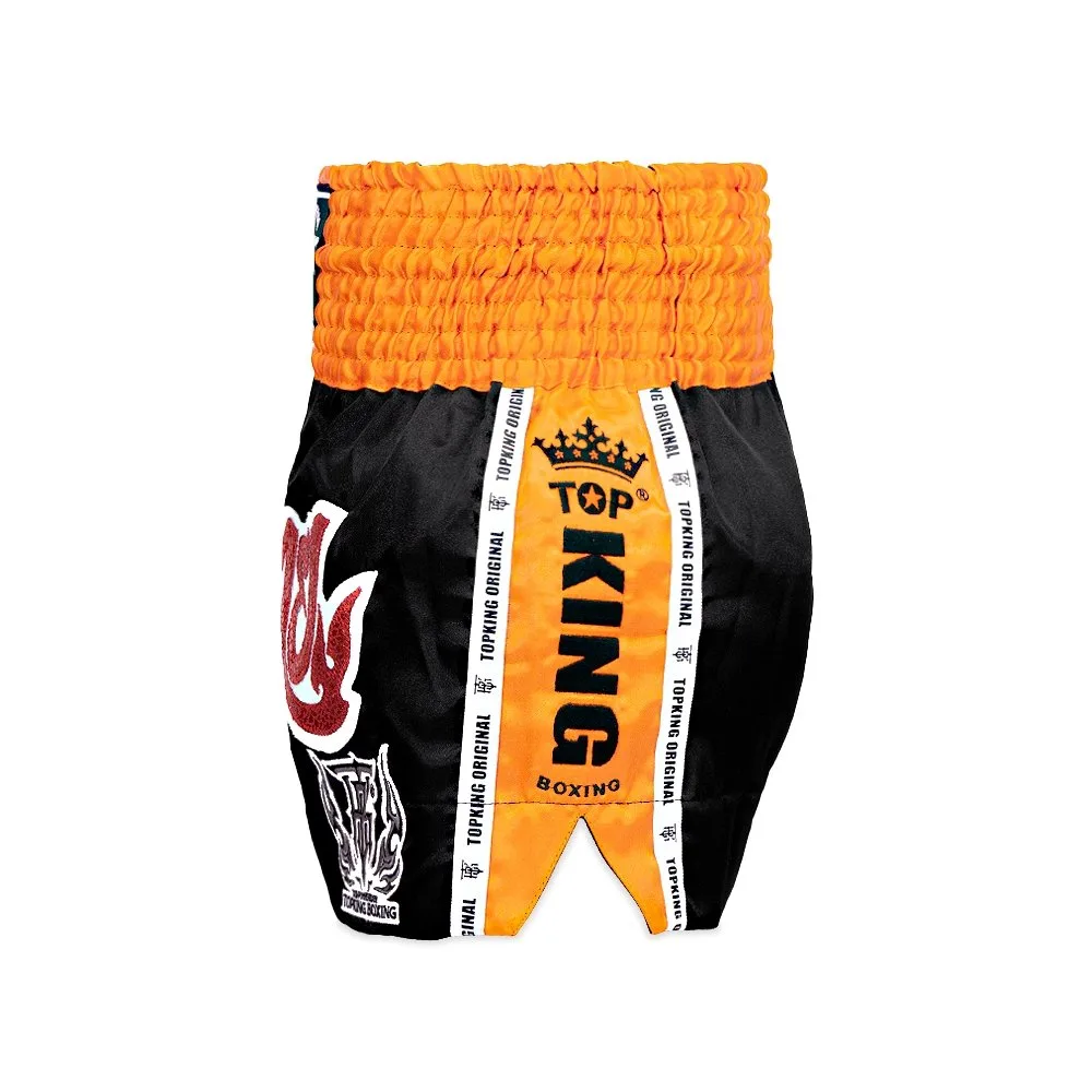 Изглед отстрани на шортите TOPKING THAI BOXING SHORTS 044, подчертаващ дължината и разрезите на крачолите, оптимизирани за муай тай.