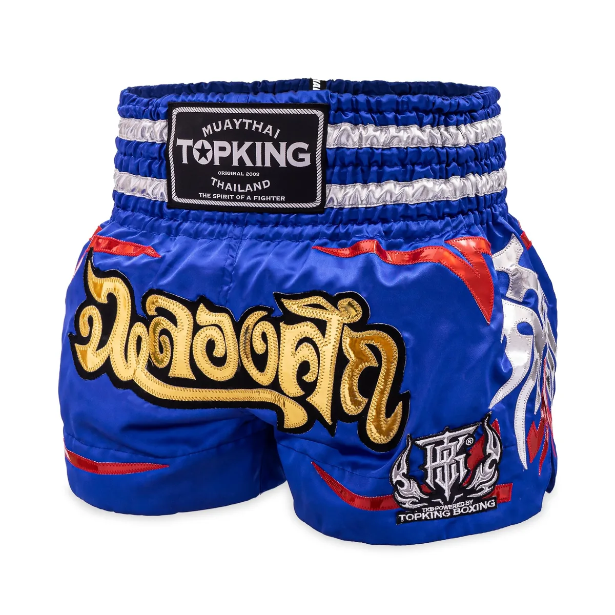 Мъж, облечен в шорти Top King Thai Boxing Shorts 080, позира в бойна стойка, демонстрирайки свобода на движение.