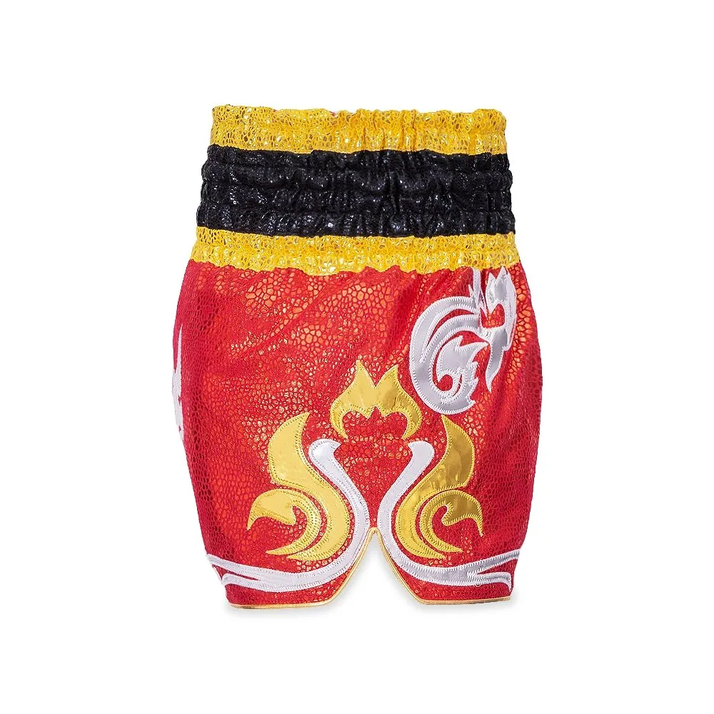 Страничен изглед на шорти Top King Thai Boxing Shorts 128, показващ широките крачоли и разрези за движение.