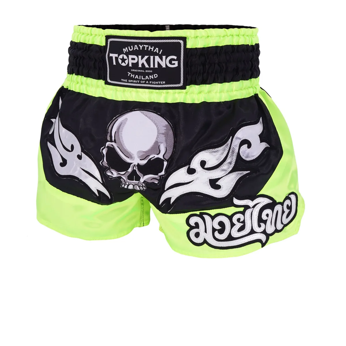 Мъж позира с шорти Top King Thai Boxing Shorts 222, демонстрирайки свобода на движение.