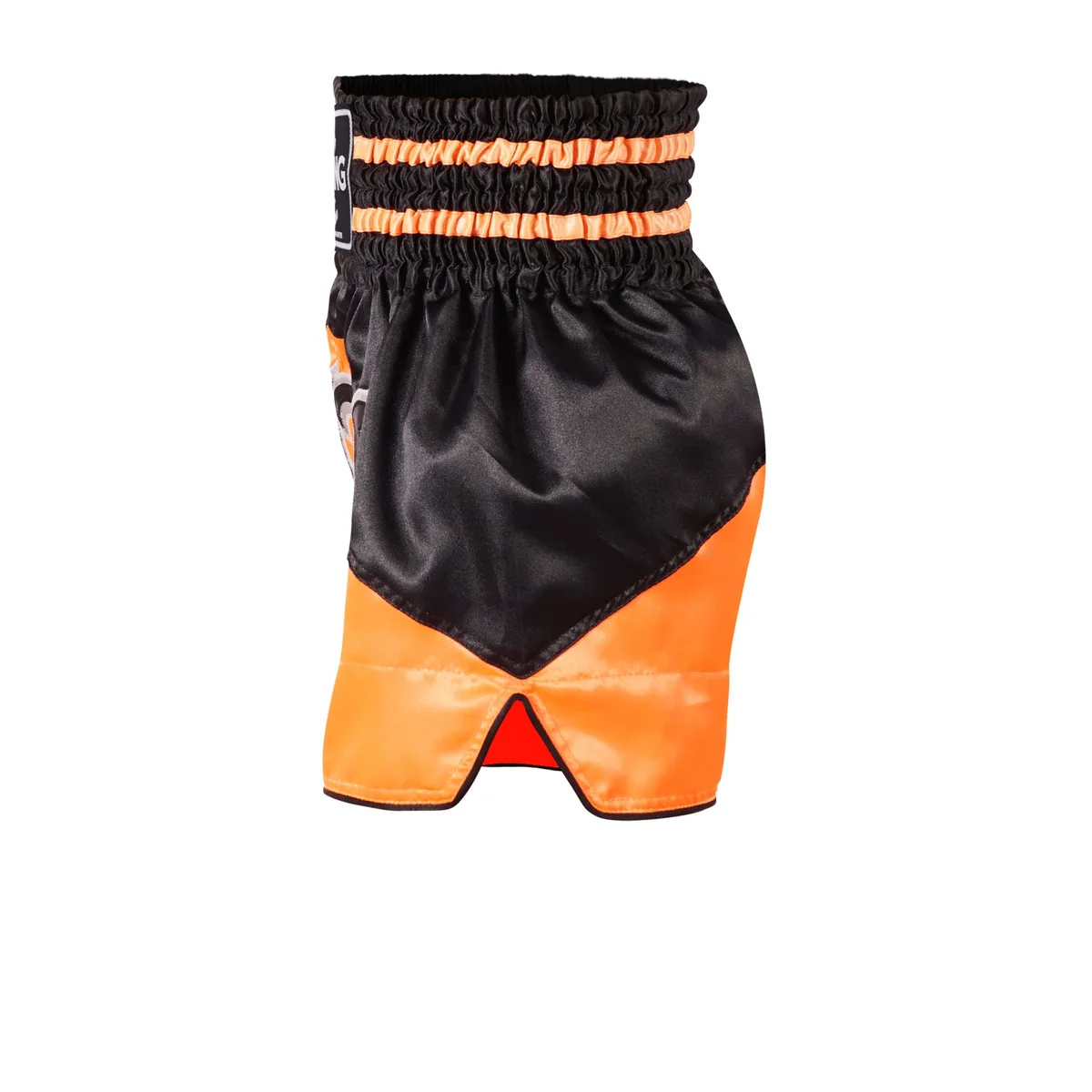 Страничен изглед на TOPKING THAI BOXING SHORTS 231, демонстриращ свободната кройка и цепките за движение