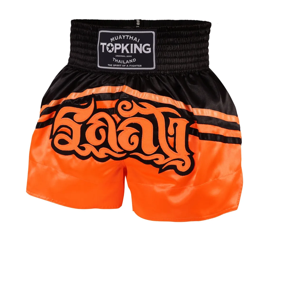 Мъж, облечен в шорти Top King Thai Boxing 232, показващ бойна стойка в муай тай, с акцент върху свободата на движение.