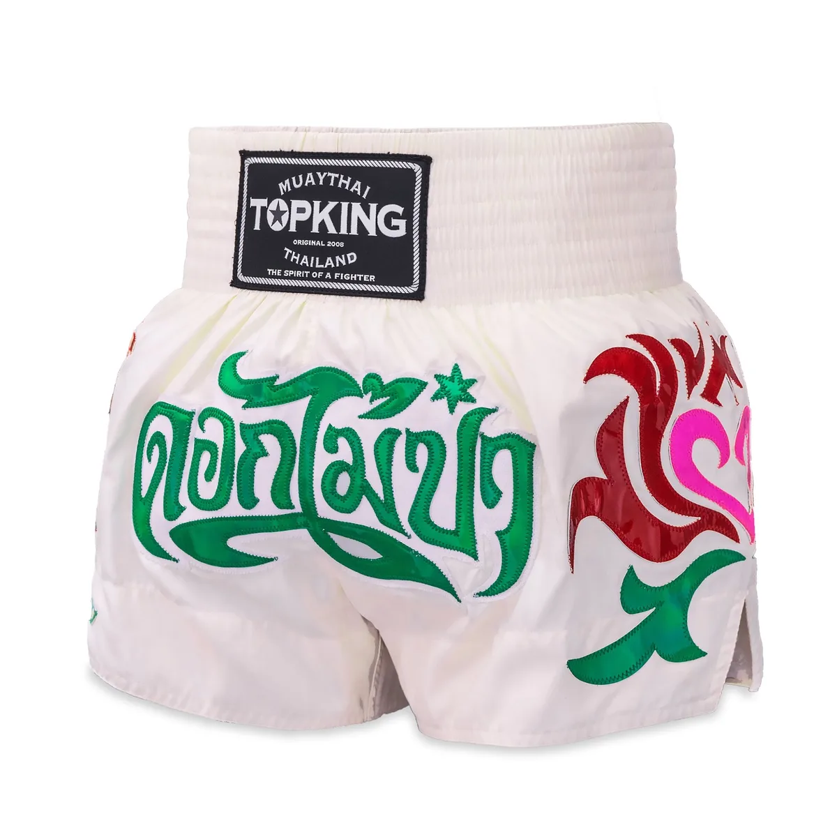 Мъж, трениращ муай тай с шорти TOPKING THAI BOXING SHORTS 272, показващ свобода на движение