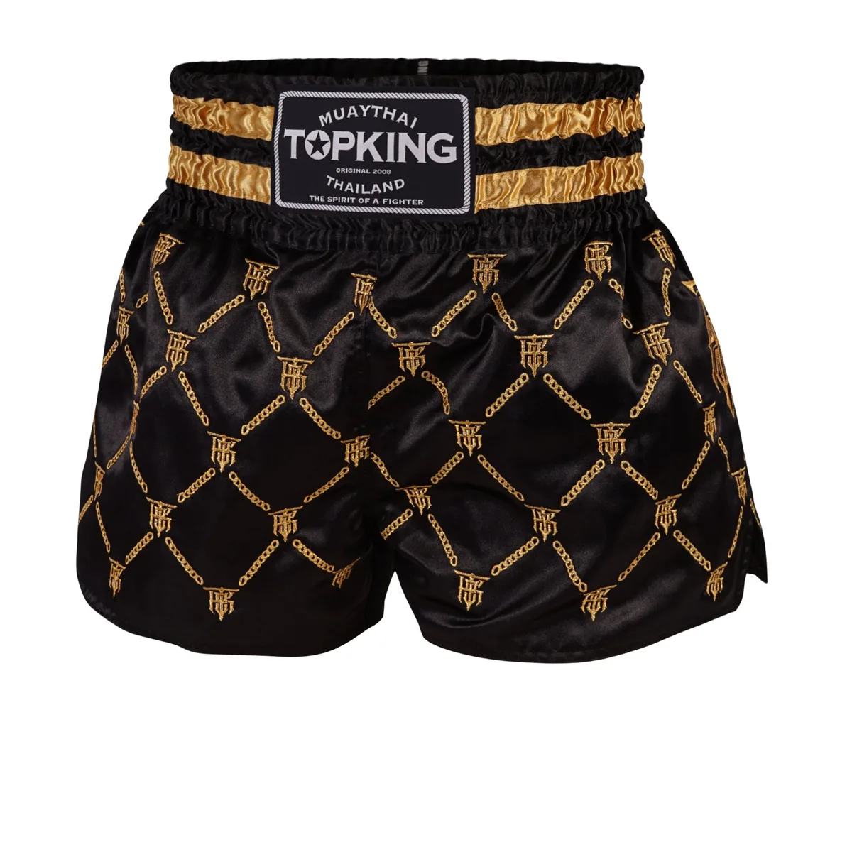 Мъж, позиращ в шорти Top King Black Gold 211, показващ свободната кройка и дизайна.