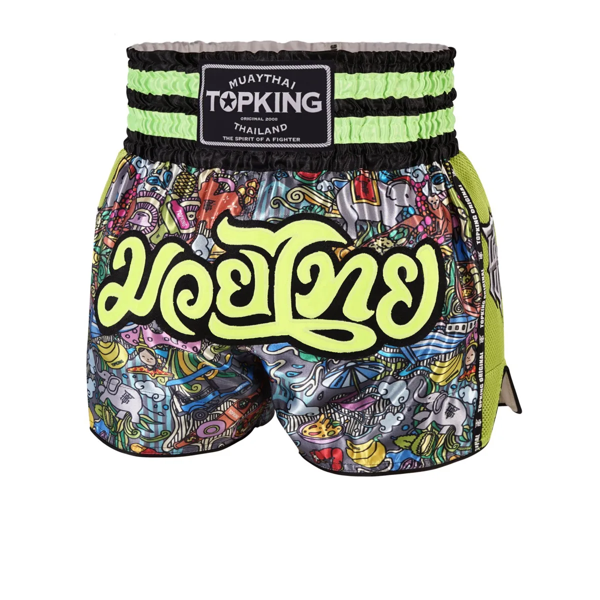 Мъж с шорти Top King Thai Boxing Shorts Green 223 в бойна стойка, показващи цялостния дизайн и цвят.